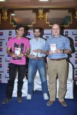 Manoj Bajpai, Neeraj Pandey, Anupam Kher at Special 26 book launch in Landmark, Mumbai on 15th Feb 2013 (48).JPG